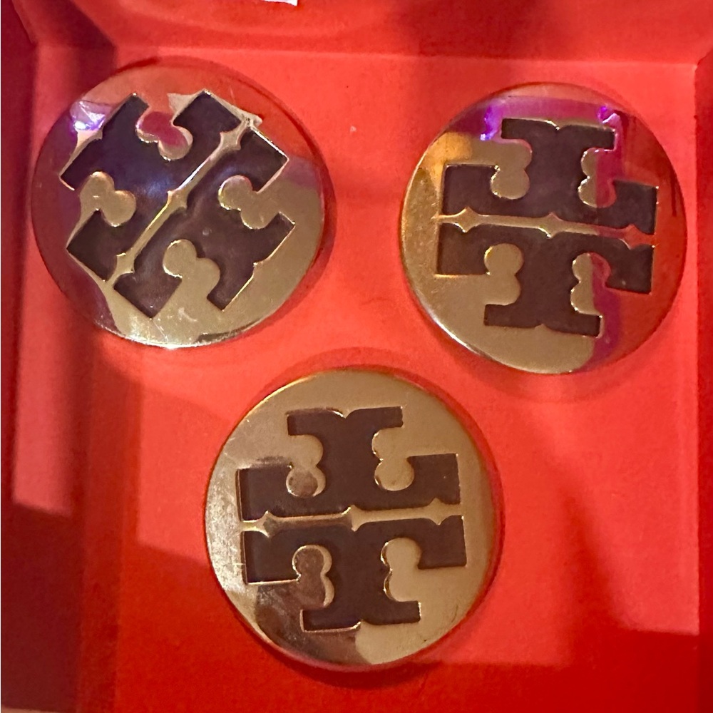 💜 Tory Burch emblem for bags, shoes, cloths , jeans. Very versatile.